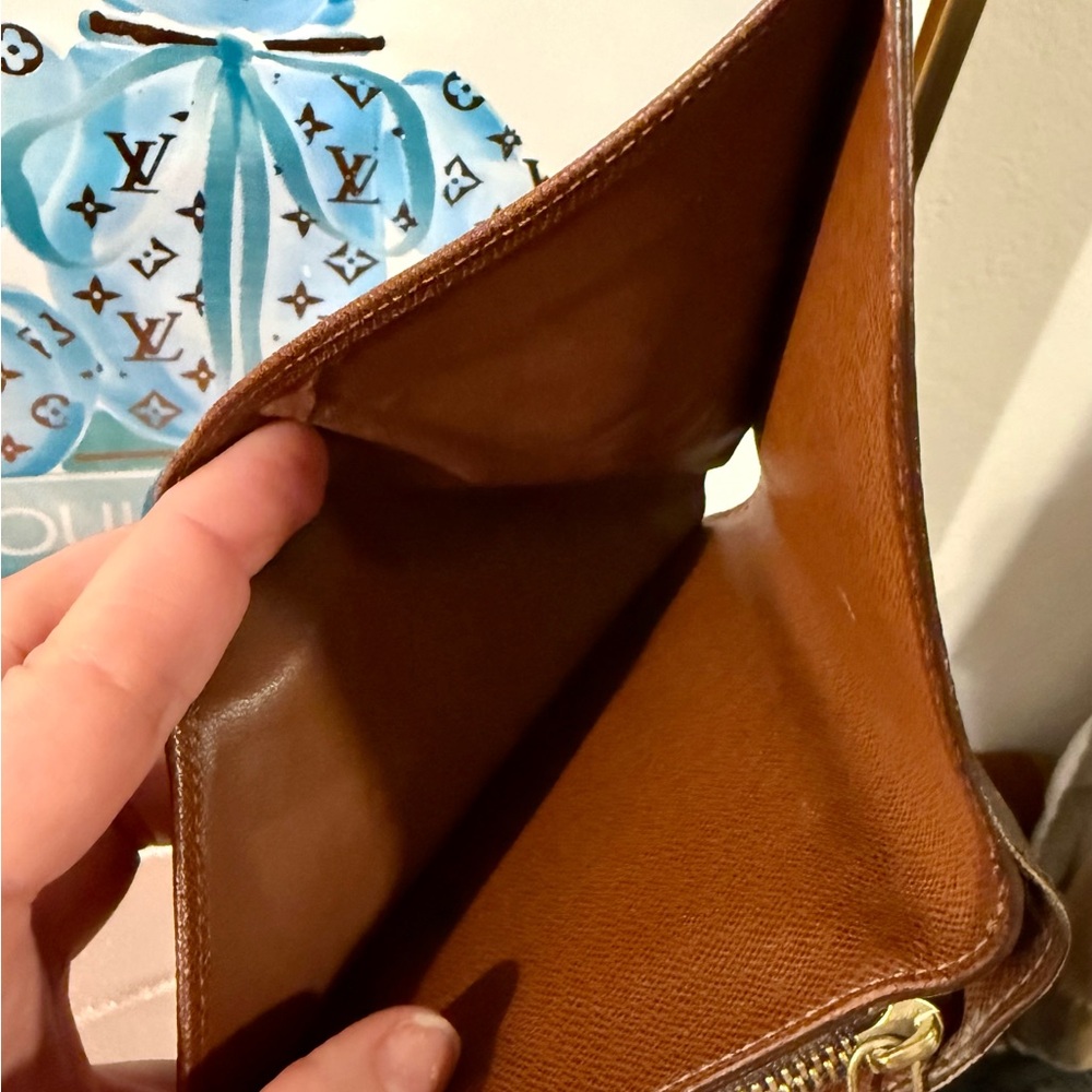 Louis Vuitton Monogram Compact Wallet. Good vintage condition! - Picture 9 of 10